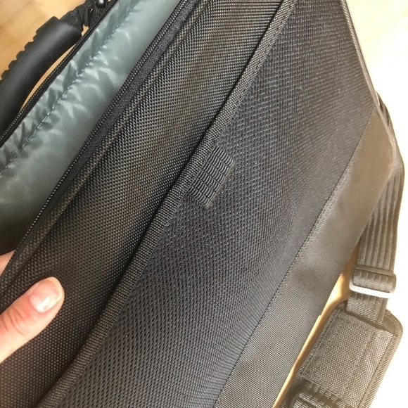 Targus Deluxe black laptop messenger bag NWT - Picture 7 of 13